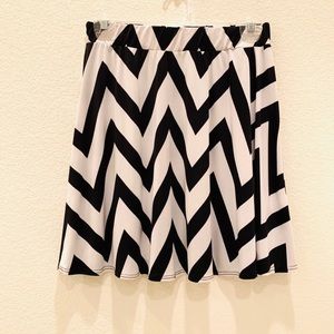 Must HAVE - Black & White Chevron Skirt